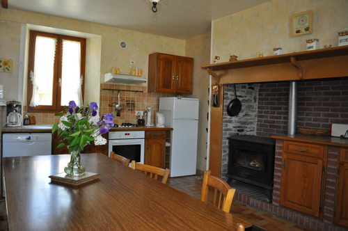 Une cuisine comporte 1 gazini&egrave;re 4 feux avec four, 1 frigo avec compartiment cong&eacute;lation, 1 hotte aspirante, 1 po&ecirc;le &agrave; bois ( bois fourni ), 1 bahut, 1 table avec 8 chaises, un micro onde et un lave vaisselle, toute la vaisselle et ustensiles de cuisine pour 8 personnes : cafeti&egrave;re &eacute;lectrique, cocotte minute, service &agrave; raclette, faitout, grille-pain, planche &agrave; repasser avec fer....)&nbsp;
