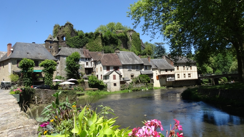 Les amateurs de nature appr&eacute;cieront les sentiers de randonn&eacute;e ou les petits ruisseaux en sous bois. Dans un autre format , les cascades de Gimel, la vall&eacute;e de l'Auv&eacute;z&egrave;re avec ses forges, signes d'une autre &eacute;poque, plus loin la Vall&eacute;e de la Dordogne avec ses promenades en gabares, souvenir d'une &eacute;poque faste
